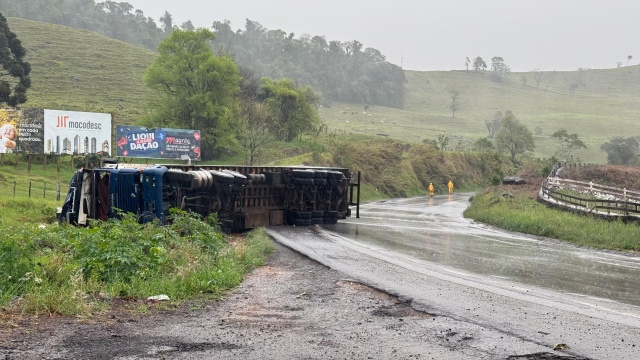 Caminhoneiro sai ileso após tombamento de carreta na BR-282