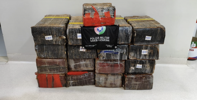 Polícia Militar apreende mais de 328 kg de maconha e prende suspeito