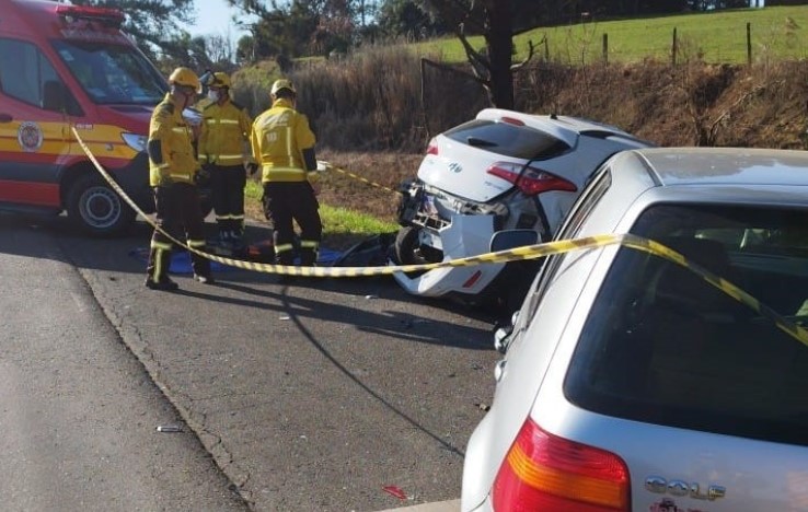 Duas pessoas morrem em acidente entre carros e caminhão na BR-470