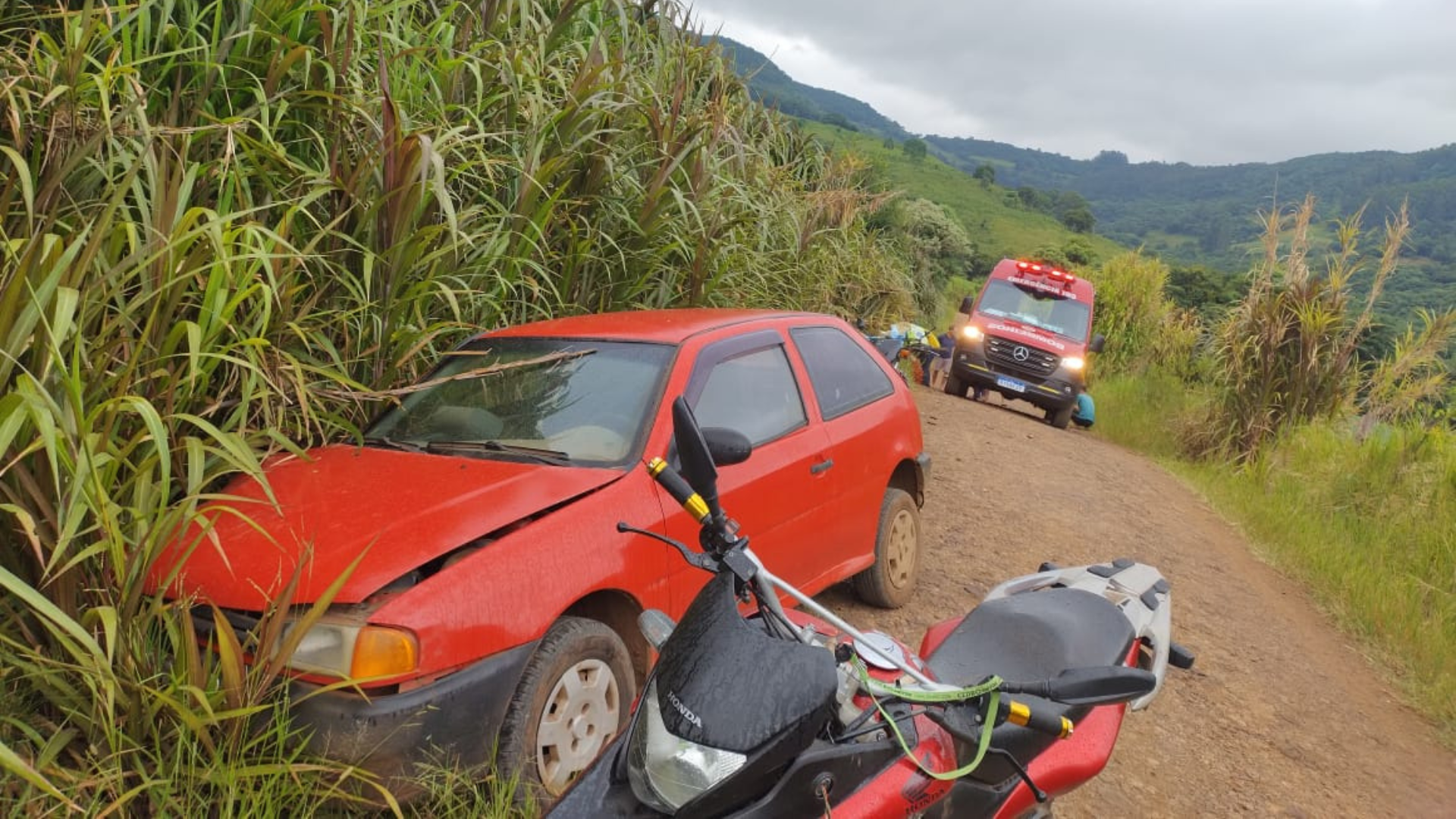 Motociclista fica gravemente ferido após colisão em carro na Linha Treze de Maio