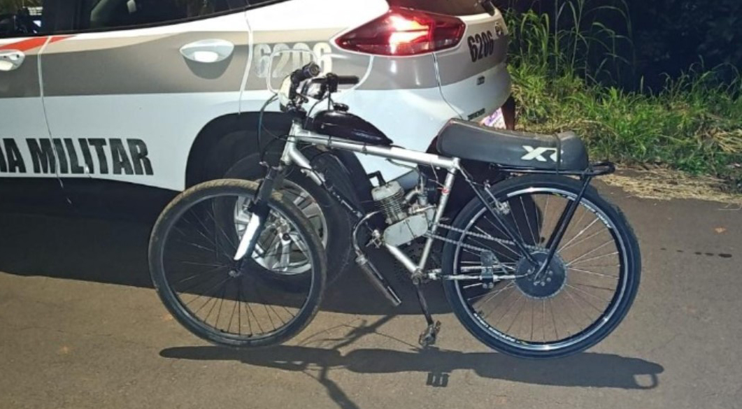 Adolescente é abordado conduzindo ciclomotor artesanal que causava perturbação