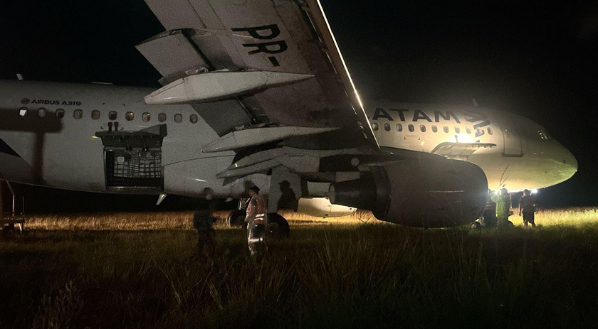 Avião da Latam sai da pista ao pousar em Chapecó