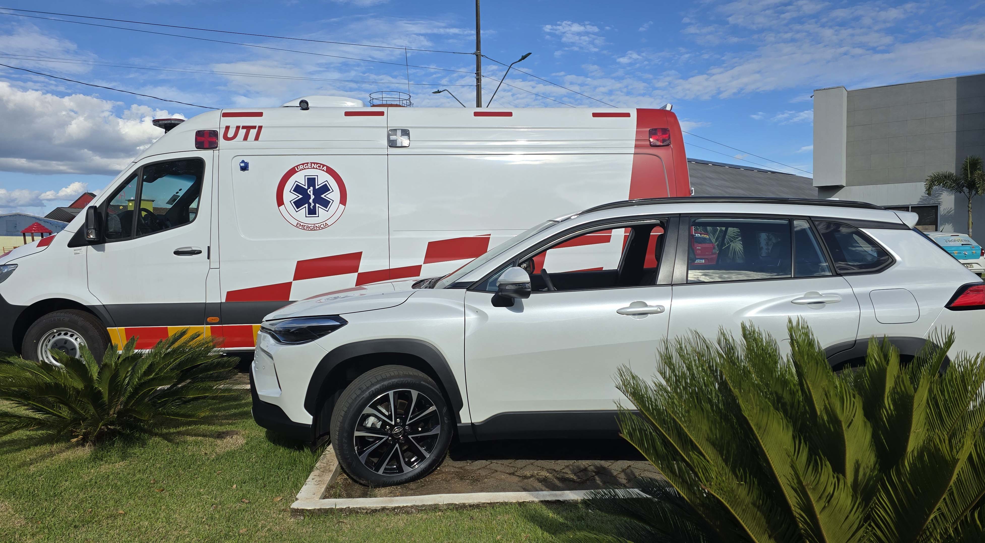 Bom Jesus do Sul recebe nova ambulância e veículo para a administração municipal