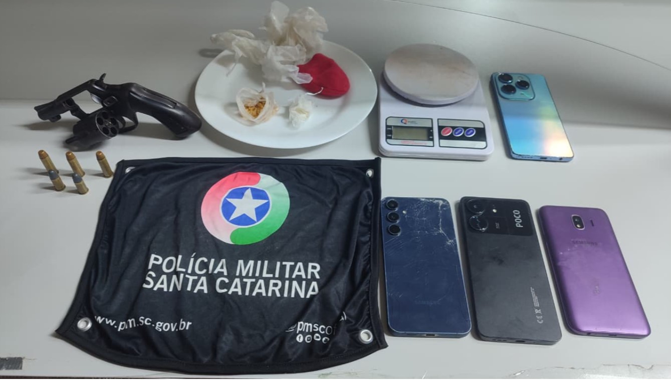 Homem é preso por tráfico de drogas e polícia apreende arma, cocaína e crack
