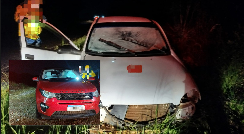 Colisão entre Land Rover e Corsa termina com veículos fora da pista