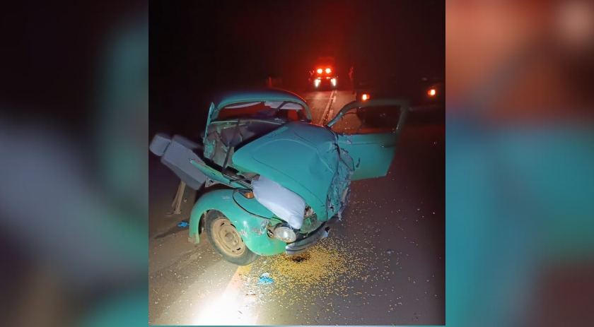 Colisão entre caminhão e fusca deixa idoso morto