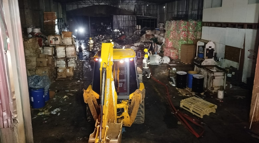 Incêndio atinge indústria e mobiliza bombeiros