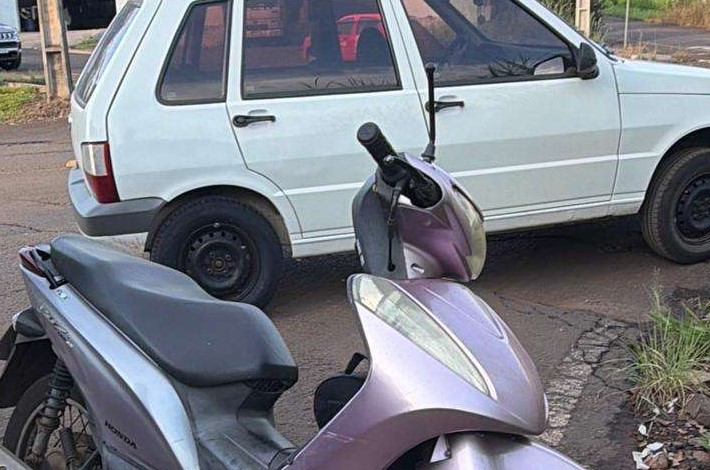 Colisão entre Uno e moto deixa mulher ferida
