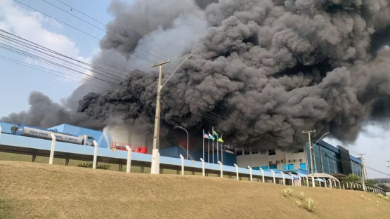 Incêndio atinge abatedouro de frangos