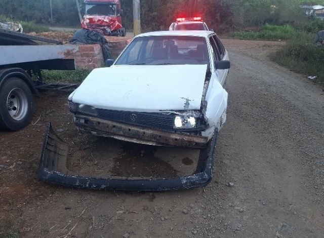 Adolescente pega carro escondido dos pais e acaba causando acidente