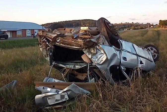 Pai e filha recém-nascida morrem após veículo capotar na BR-470