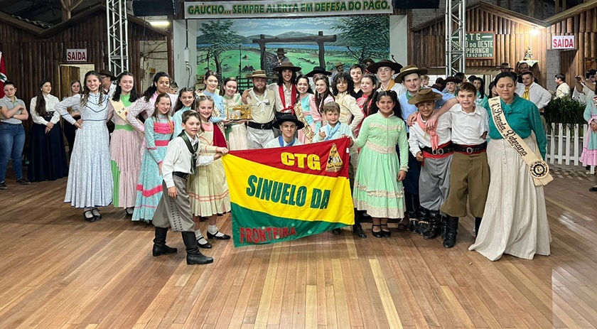 Invernada do CTG Sinuelo da Fronteira faz bonito ergue o caneco nas categorias juvenil e mirim de Danças Tradicionais em Itapiranga