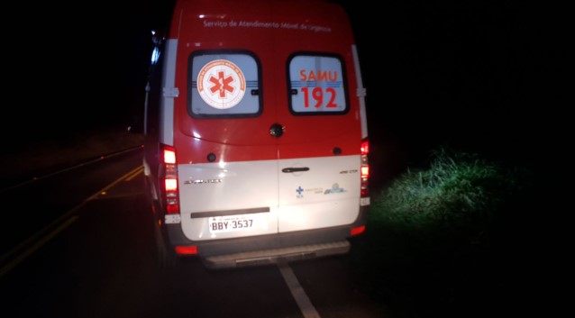 Carro atinge pedestre no acostamento da PR-483 e condutor foge sem prestar socorro