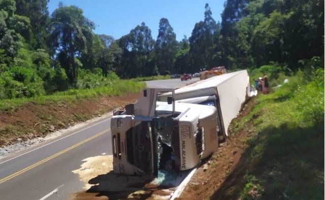Carga de salmão é saqueada em tombamento de carreta com motorista ferido na BR-282