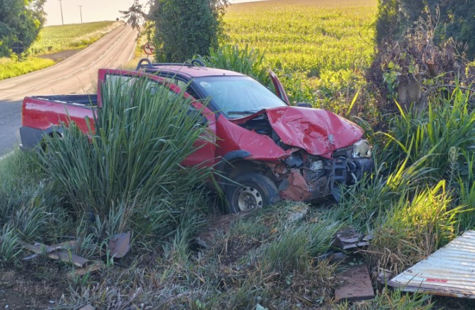 Falta de visibilidade provoca colisão entre dois veículos