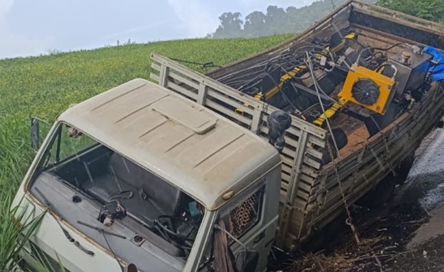 Condutora fica ferida após caminhão ficar sem freio, sair da pista e tombar na PR-493