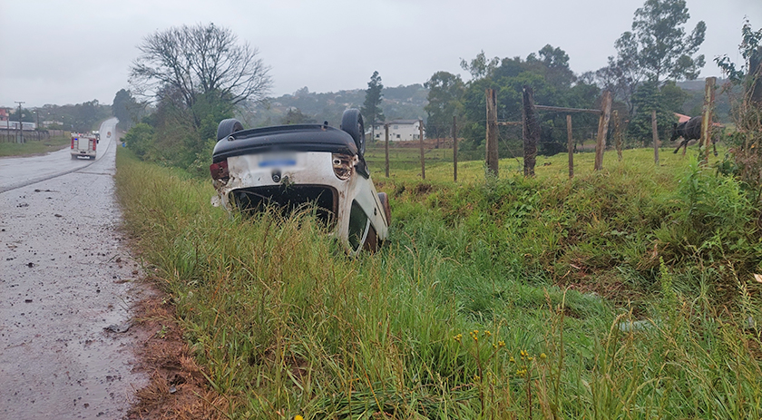 Mulher fica ferida após saída de pista seguida de capotamento na BR-163