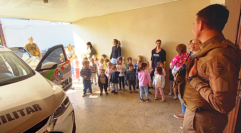 Polícia Militar recebe visita de alunos no Dia do Soldado