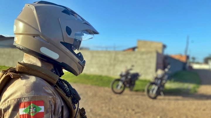 PM conclui operação Força Total com apreensão de drogas, armas e 57 prisões em flagrante