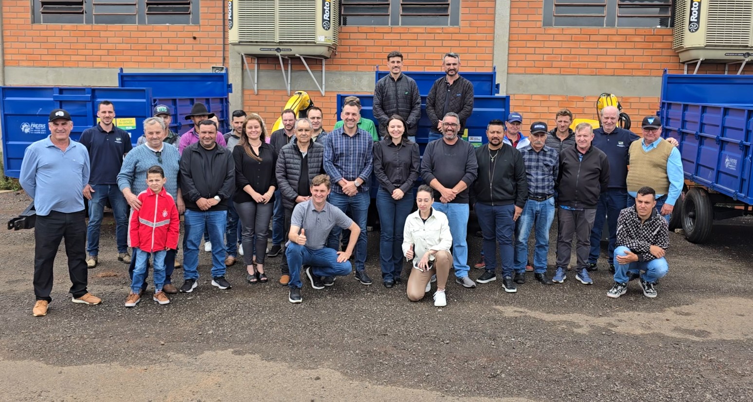 Administração entrega novos implementos agrícolas