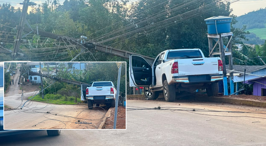 Hilux com placas argentinas atinge poste e motorista abandona o local após acidente