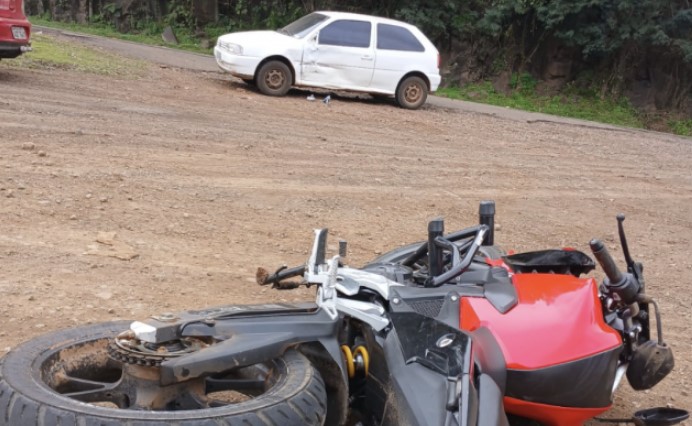 Jovem fica ferido em colisão entre carro e moto na SC-163