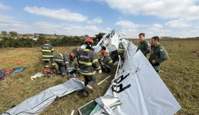 Avião de pequeno porte cai e deixa mortos no interior de SP