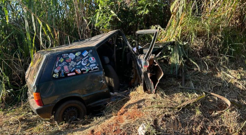 Carro bate em barranco e várias pessoas pessoas ficam feridas, incluindo seis crianças
