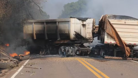 Motorista morre carbonizado após dois caminhões baterem de frente e pegarem fogo em rodovia do Paraná