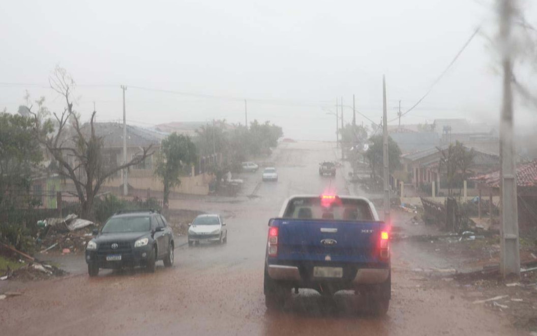 Simepar alerta para temporais no Paraná a partir de domingo com chegada de nova frente fria