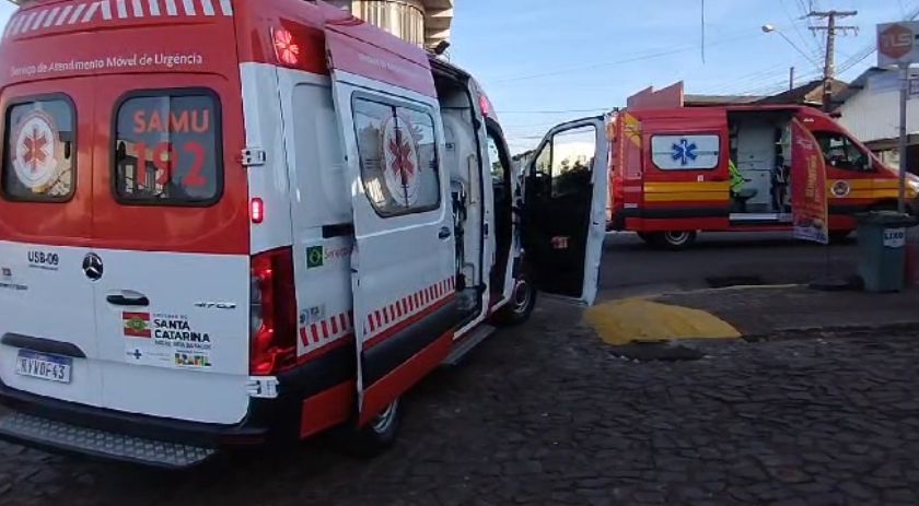 Mulher é encaminhada ao hospital após atropelamento