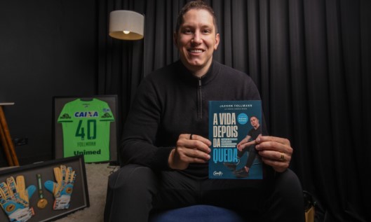 Ex-goleiro da Chapecoense lança livro sobre superação 10 anos após acidente aéreo