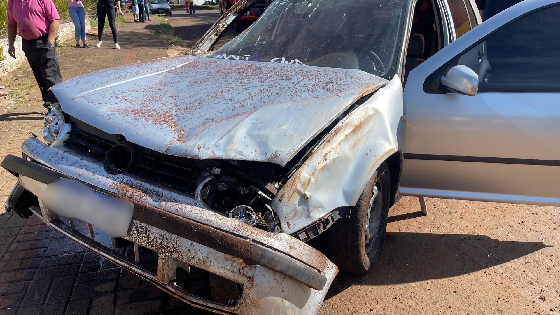 Motorista perde controle e VW Golf roda na pista no Centro de Barracão