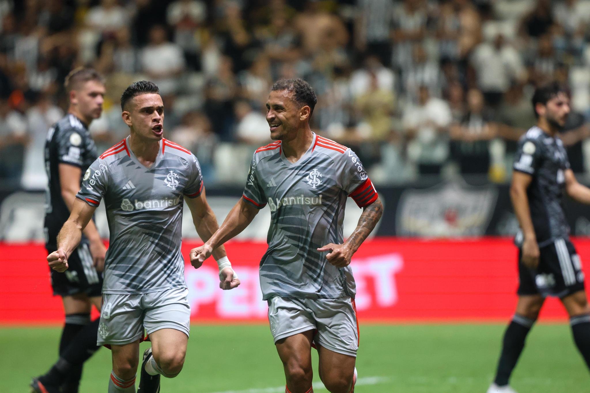 Inter vence o Atlético-MG fora de casa e mantém perseguição ao G-4 do Brasileirão