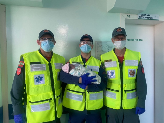 Bebê nasce em ambulância dos Bombeiros durante deslocamento