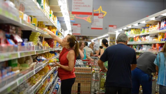 Fim da escala 6x1: estudos divergem sobre impactos no PIB e inflação