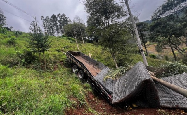 Motorista morre preso nas ferragens após caminhão cair em ribanceira no Oeste de SC