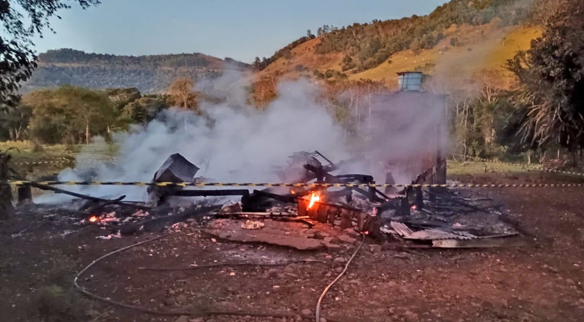 Incêndio destrói residência de madeira no interior de Riqueza