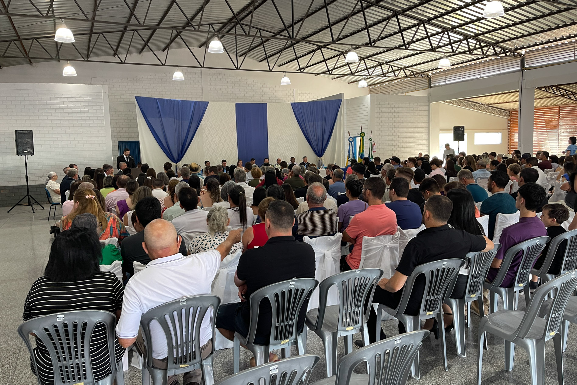 Hélio Surdi, César Bueno e vereadores tomam posse após sessão solene