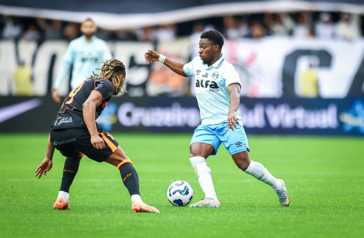 Corinthians vence o Grêmio em Itaquera e Memphis volta a marcar após três meses