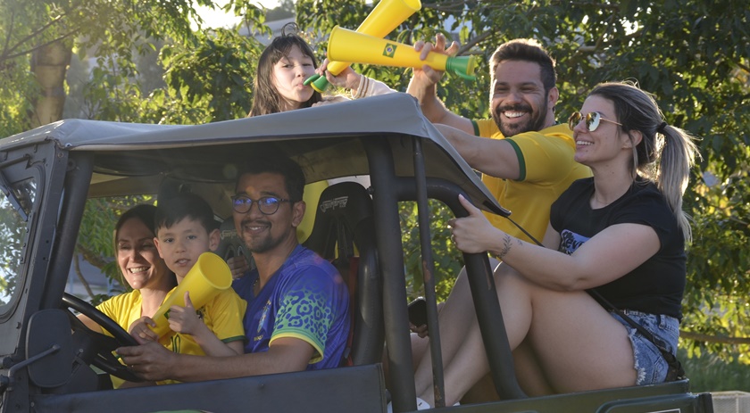 Para comemorar a vitória do Brasil na copa, carreata é realizada pelas cidades gêmeas