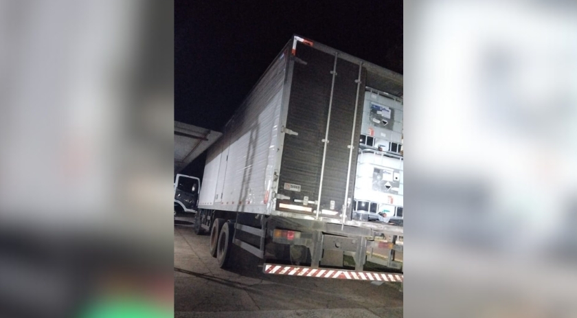 PM apreende caminhão com mais de 1,2 mil caixas de vinho