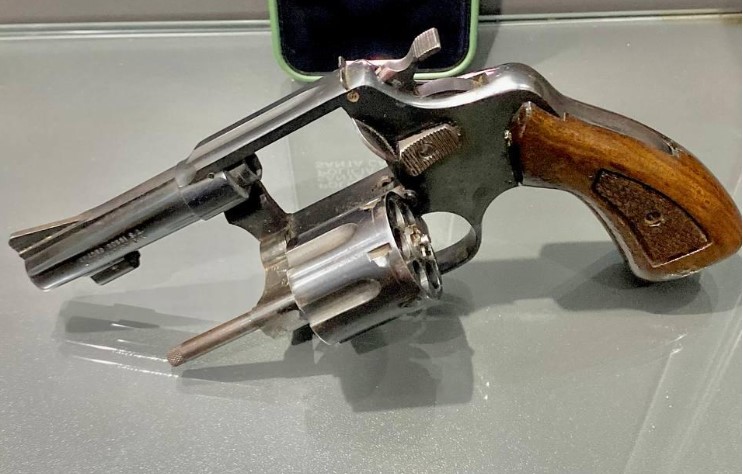 Jovem é preso com revólver ao entrar em bar