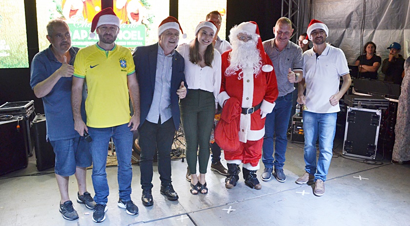Apresentações culturais, chegada do Papai Noel e Show com a Banda Mercosul marcaram a abertura do Natal Cerqueirense