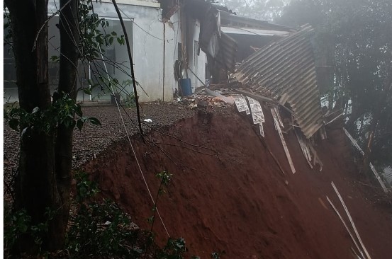 Queda de muro de contenção provoca deslizamento de terra e família deixa residência