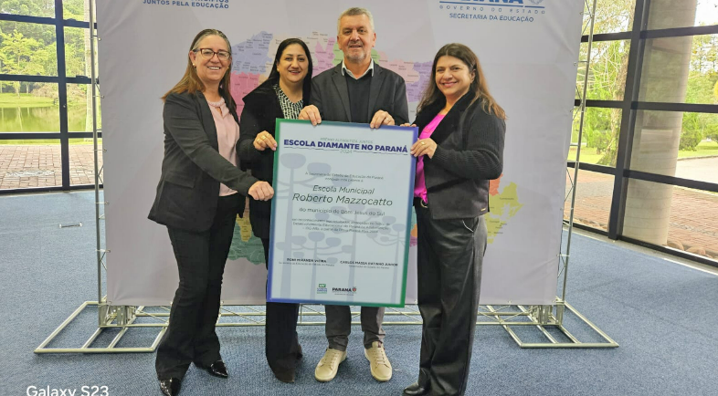 Escola Municipal Roberto Mazzocatto recebe Prêmio Alfabetiza Juntos por excelência na alfabetização