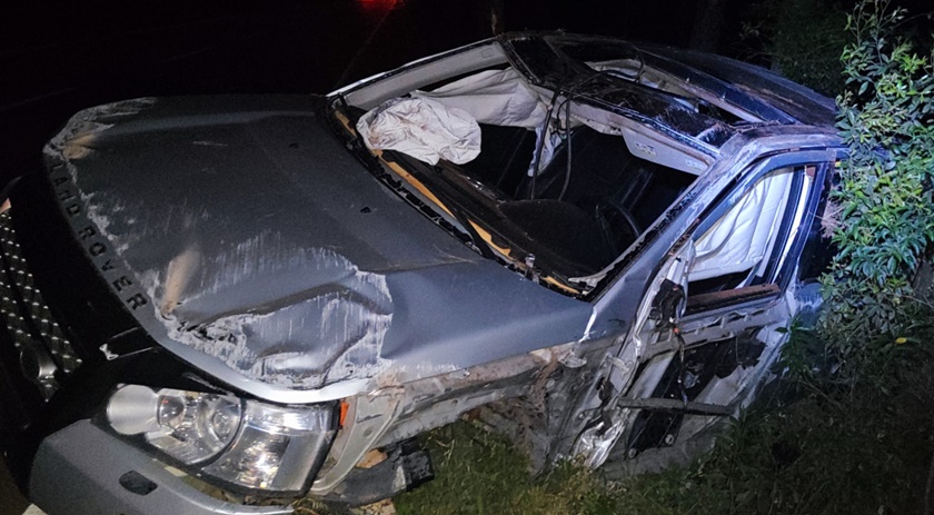 Após colidir em caminhão automóvel fica destruído na SC 161