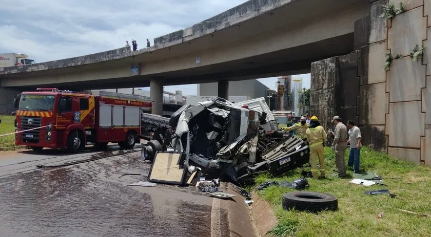 Motorista perde controle e caminhão despenca de viaduto em Maringá