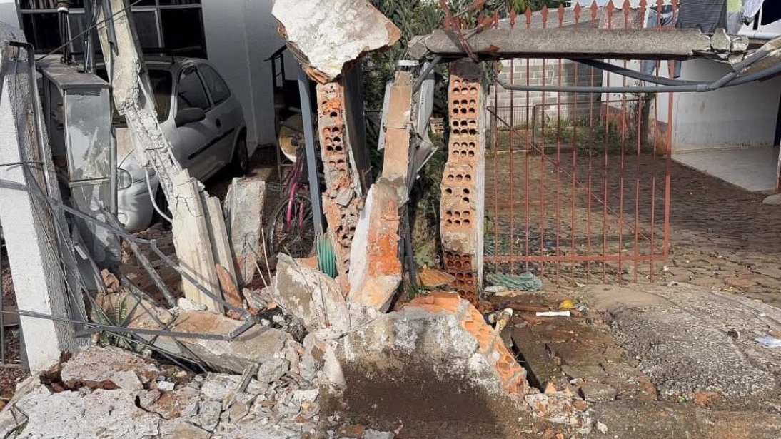 Ônibus escolar desgovernado colide com poste e muro de residência no Bairro Alvorada