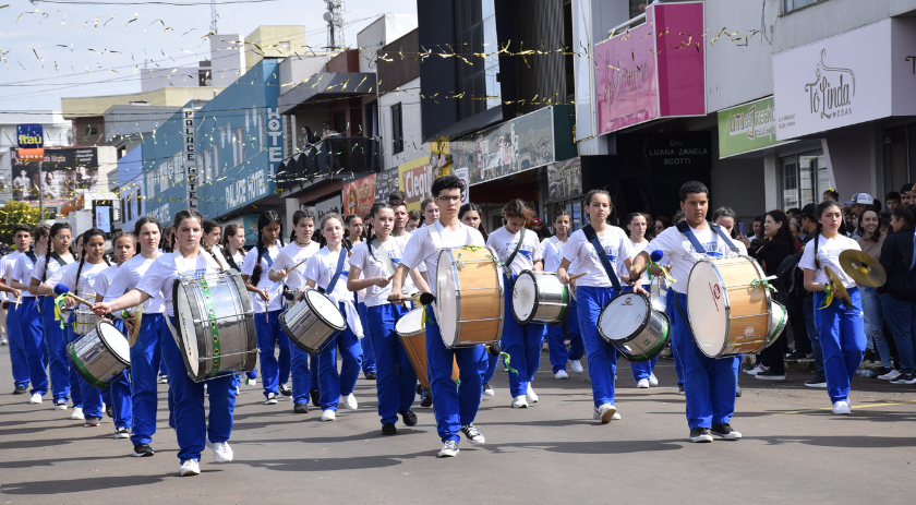 Desfile Cívico na Tri-Fronteira reúne multidão e emociona